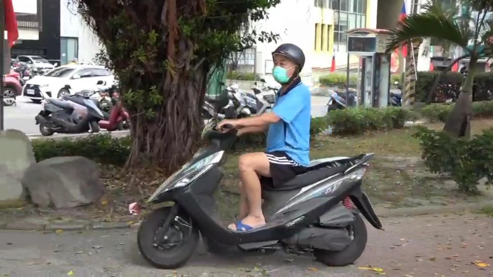 影／警缺法源依據開罰單　機車和汽車長驅直入公園內 - https://www.watchmedia01.com