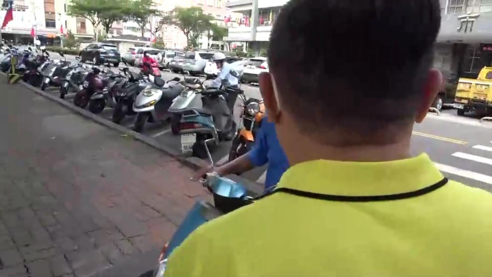影／警缺法源依據開罰單　機車和汽車長驅直入公園內 - https://www.watchmedia01.com