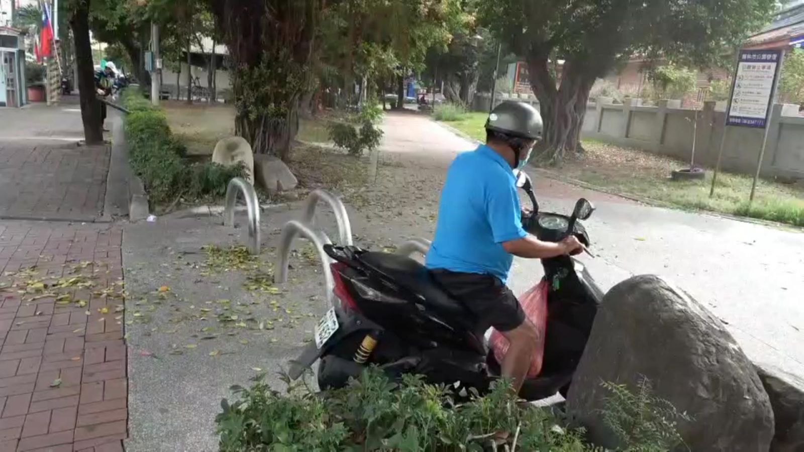 影／警缺法源依據開罰單　機車和汽車長驅直入公園內 - https://www.watchmedia01.com