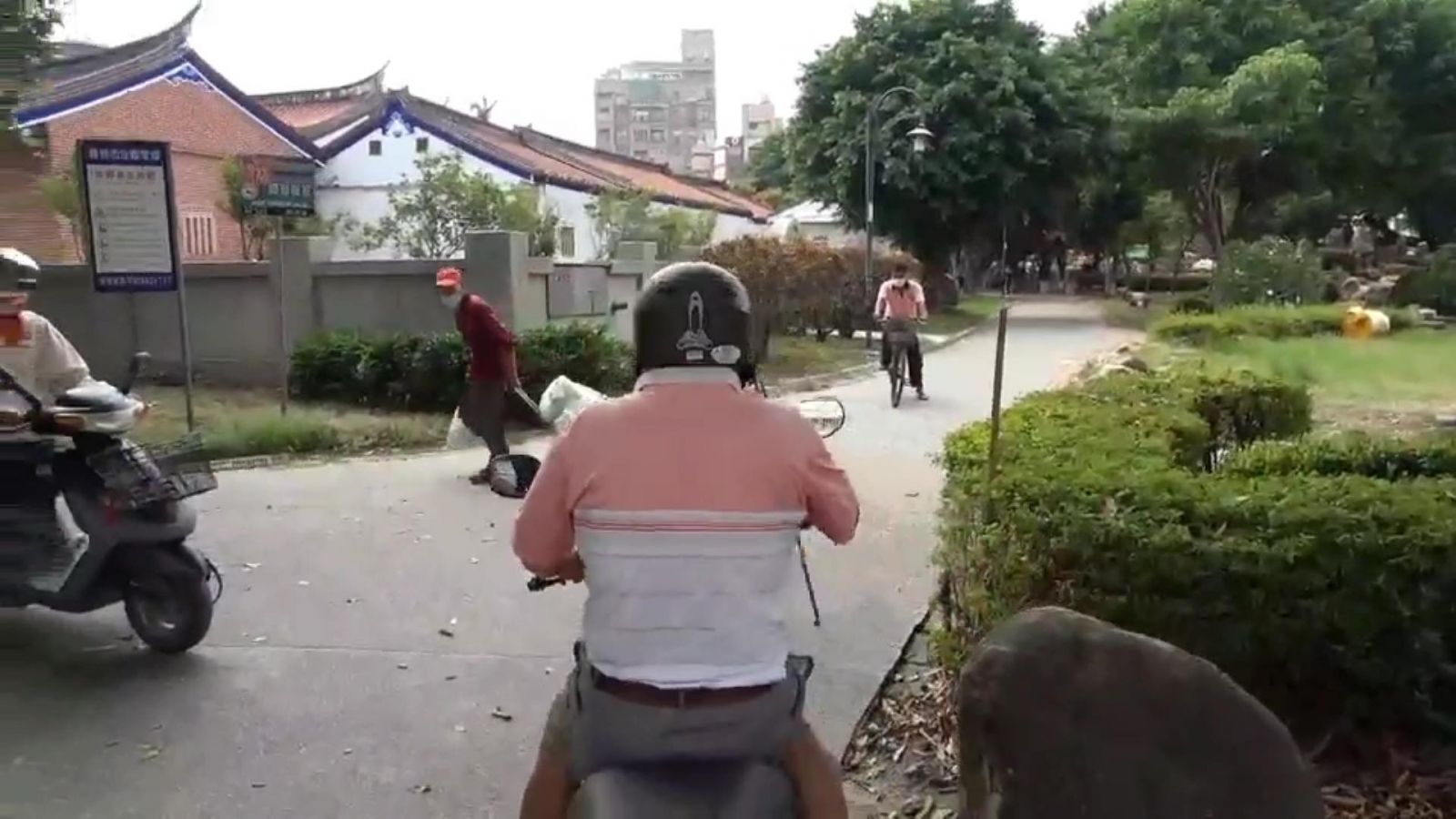 影／警缺法源依據開罰單　機車和汽車長驅直入公園內 - https://www.watchmedia01.com