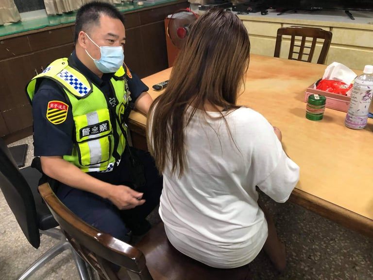 女子鬧情緒驚魂石牛橋拱 新光所員警巧計搶救脫險 - https://www.watchmedia01.com