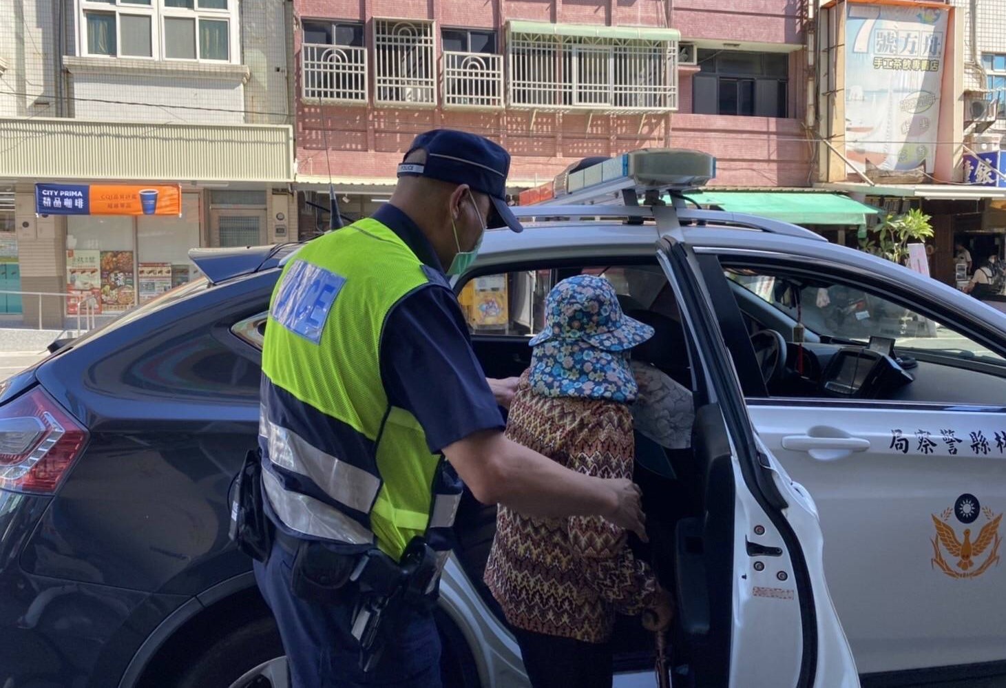 失智阿婆徘徊馬路口暖警察覺有異護送回家 社會 Hinet生活誌