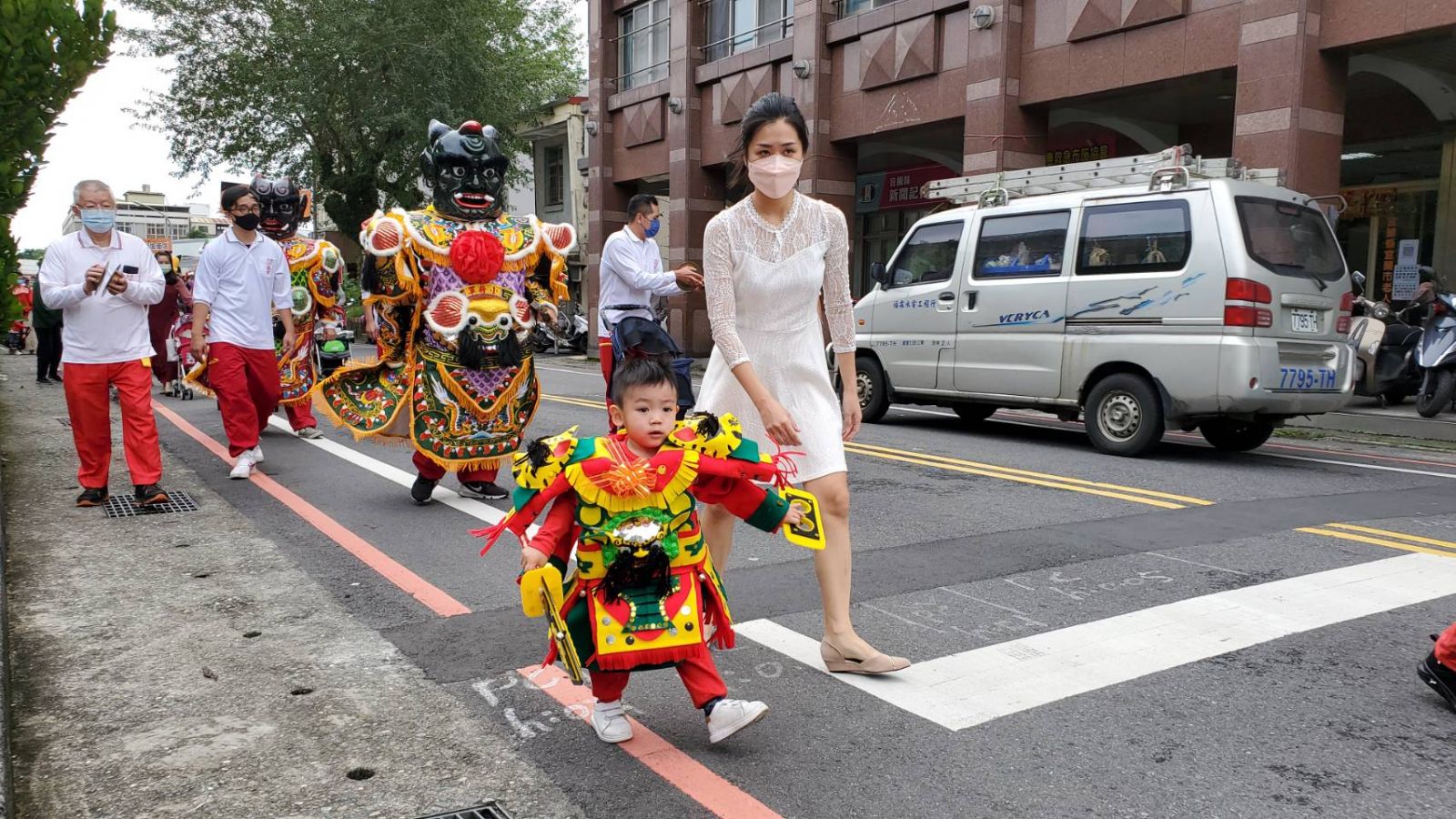 中西合璧一起搞怪 宜蘭國小學童踩街體驗鬼節大不同 - https://www.watchmedia01.com