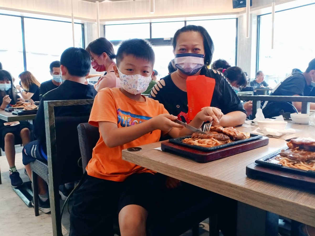 主委爺爺溫馨祝福　雲林家扶學童拿獎狀開心吃牛排 - https://www.watchmedia01.com