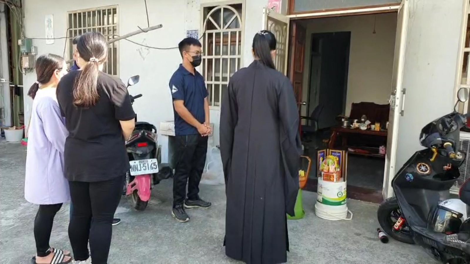 影／粗工遭11人亂棒打死棄屍埤頭　生母到棄屍地點招魂 - https://www.watchmedia01.com