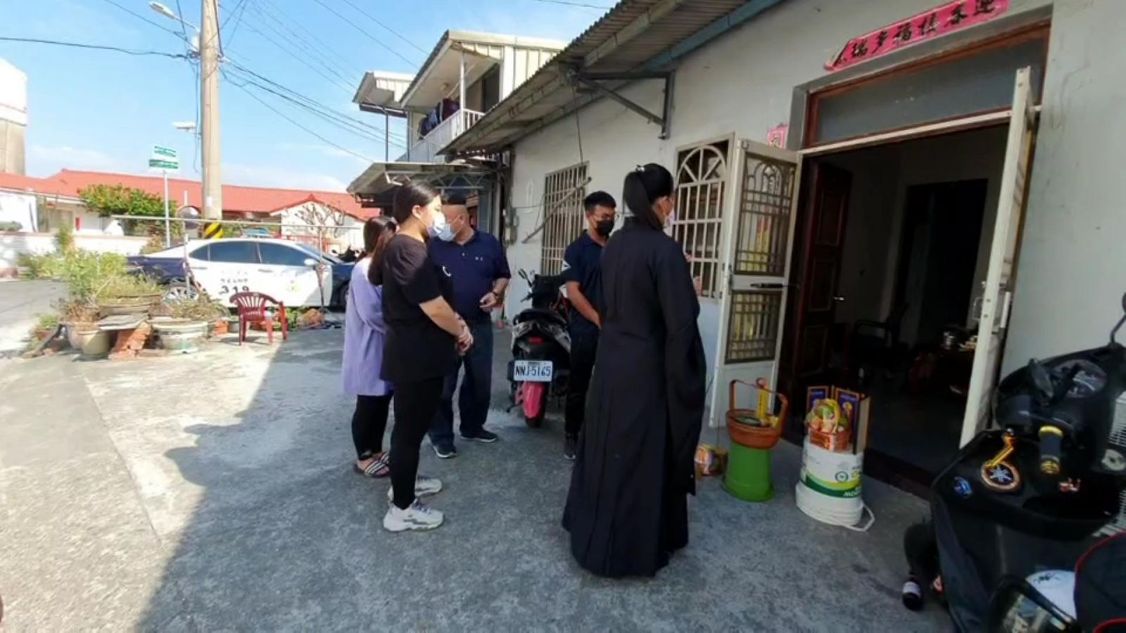 影／粗工遭11人亂棒打死棄屍埤頭　生母到棄屍地點招魂 - https://www.watchmedia01.com