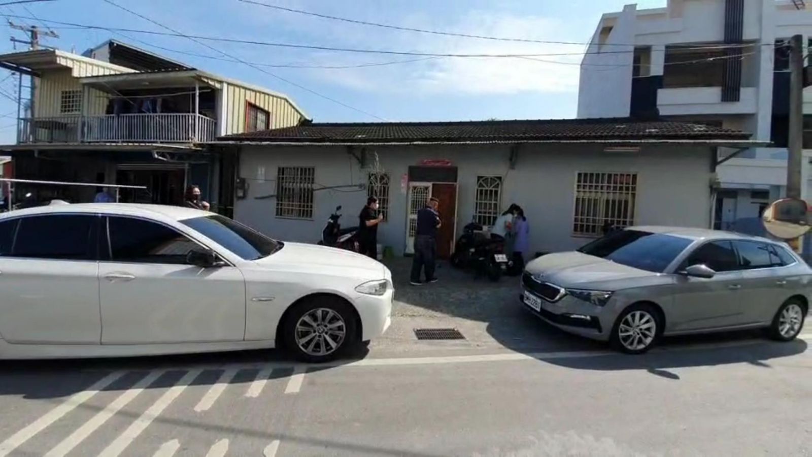 影／粗工遭11人亂棒打死棄屍埤頭　生母到棄屍地點招魂 - https://www.watchmedia01.com
