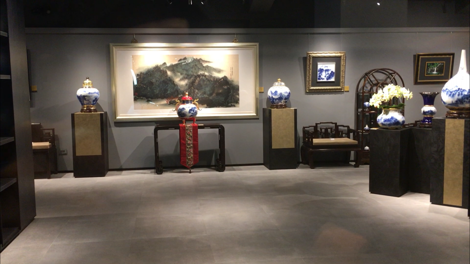 影／醫師娘卓麗秋創心月藝術中心　分享「山水青花瓷」之美 - https://www.watchmedia01.com