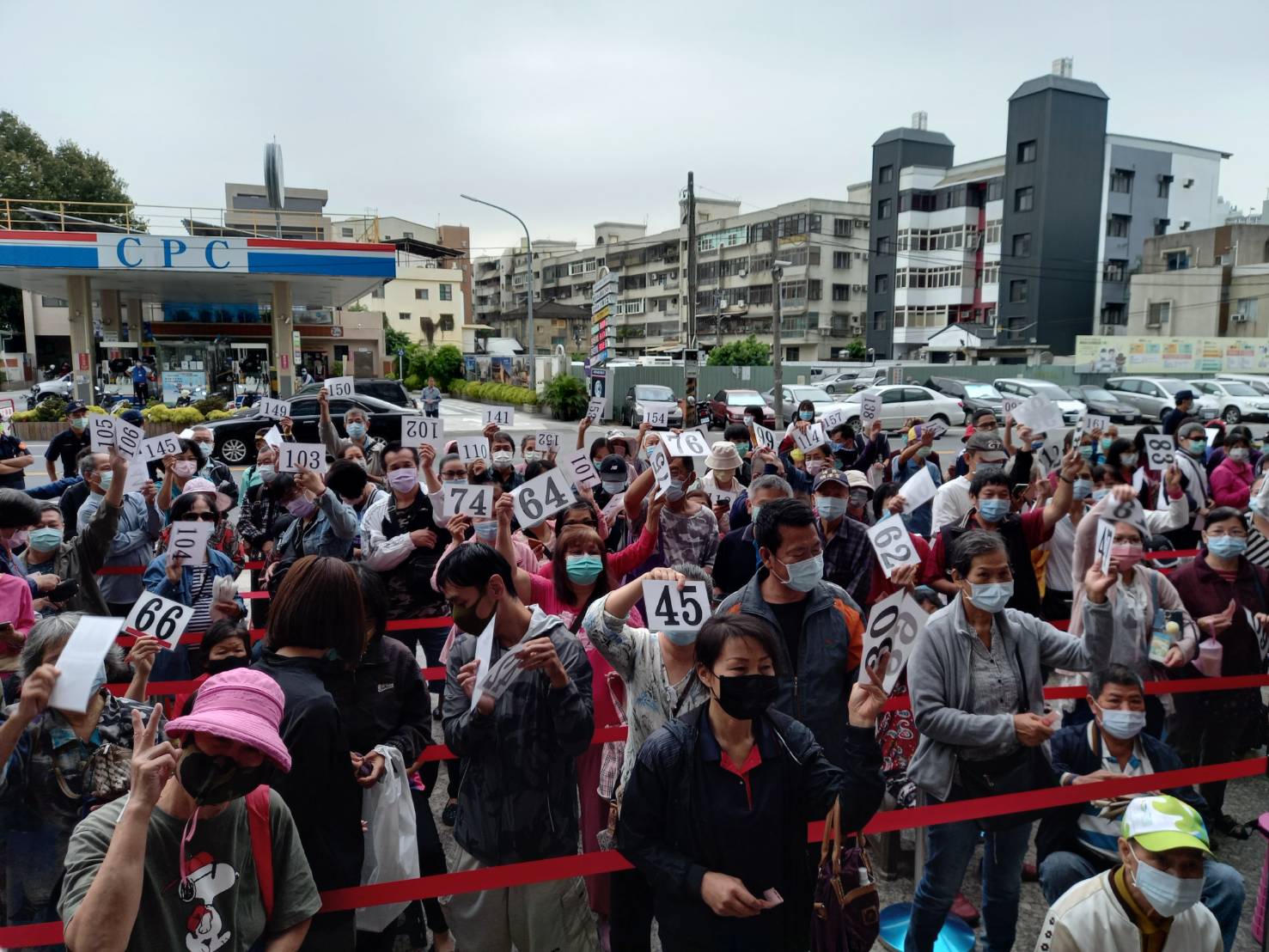 影／破盤價！法拍口罩每片4毛錢　最後1場千餘人搶購 - https://www.watchmedia01.com