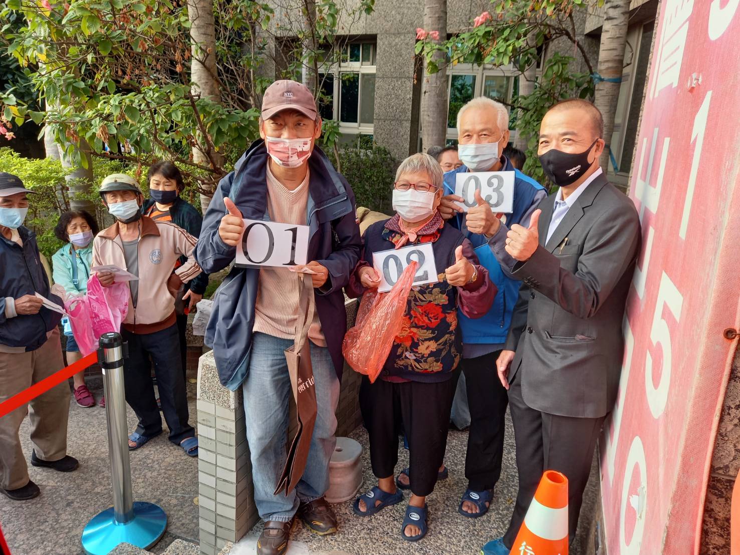 影／破盤價！法拍口罩每片4毛錢　最後1場千餘人搶購 - https://www.watchmedia01.com