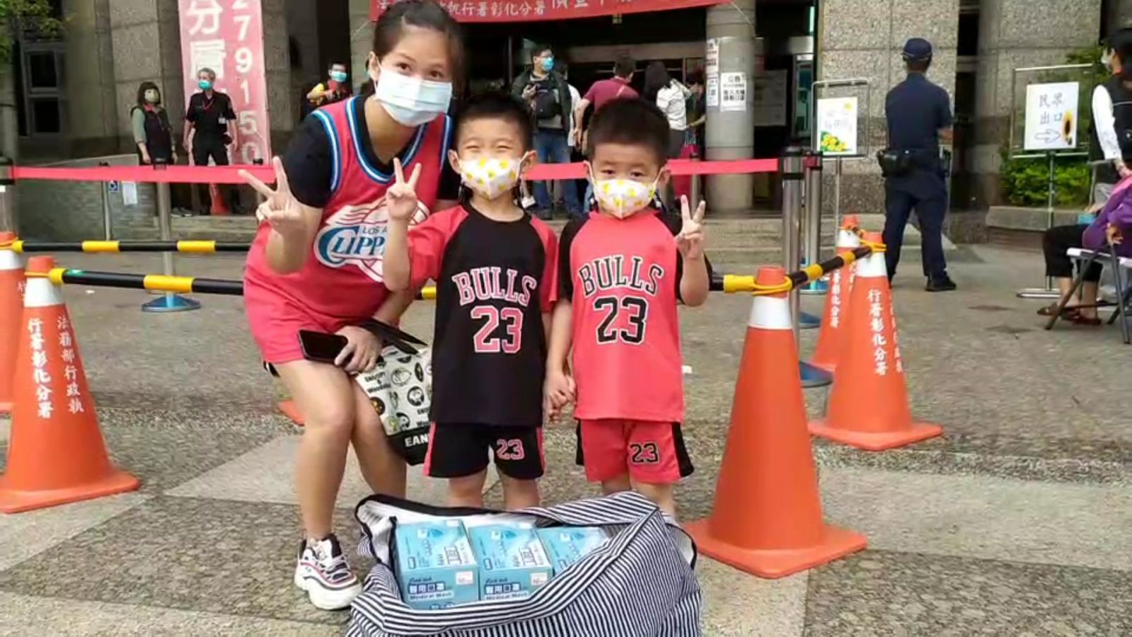 影／破盤價！法拍口罩每片4毛錢　最後1場千餘人搶購 - https://www.watchmedia01.com