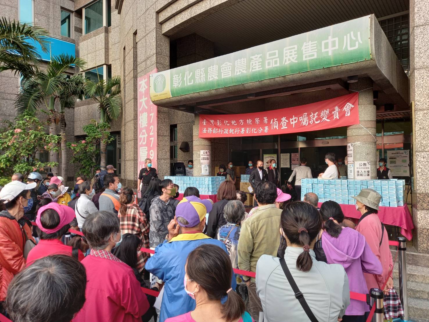 影／破盤價！法拍口罩每片4毛錢　最後1場千餘人搶購 - https://www.watchmedia01.com