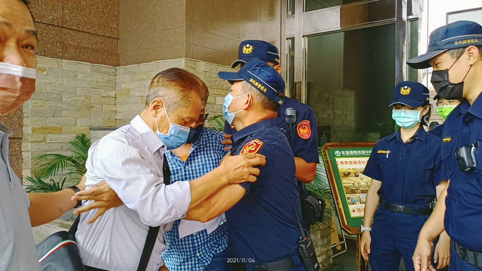 影／不滿長老教會總會總幹事把持教會 牧師率教友拉白布條抗議 - https://www.watchmedia01.com