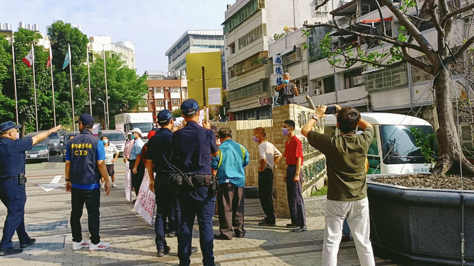 影／不滿長老教會總會總幹事把持教會 牧師率教友拉白布條抗議 - https://www.watchmedia01.com