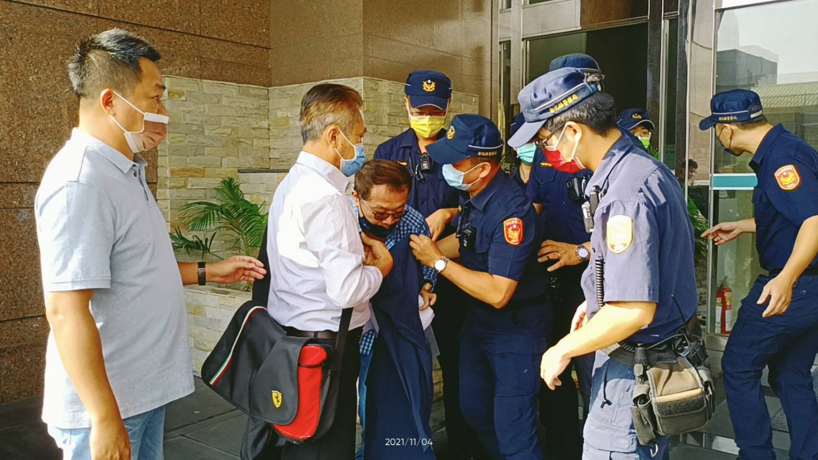 影／不滿長老教會總會總幹事把持教會 牧師率教友拉白布條抗議 - https://www.watchmedia01.com
