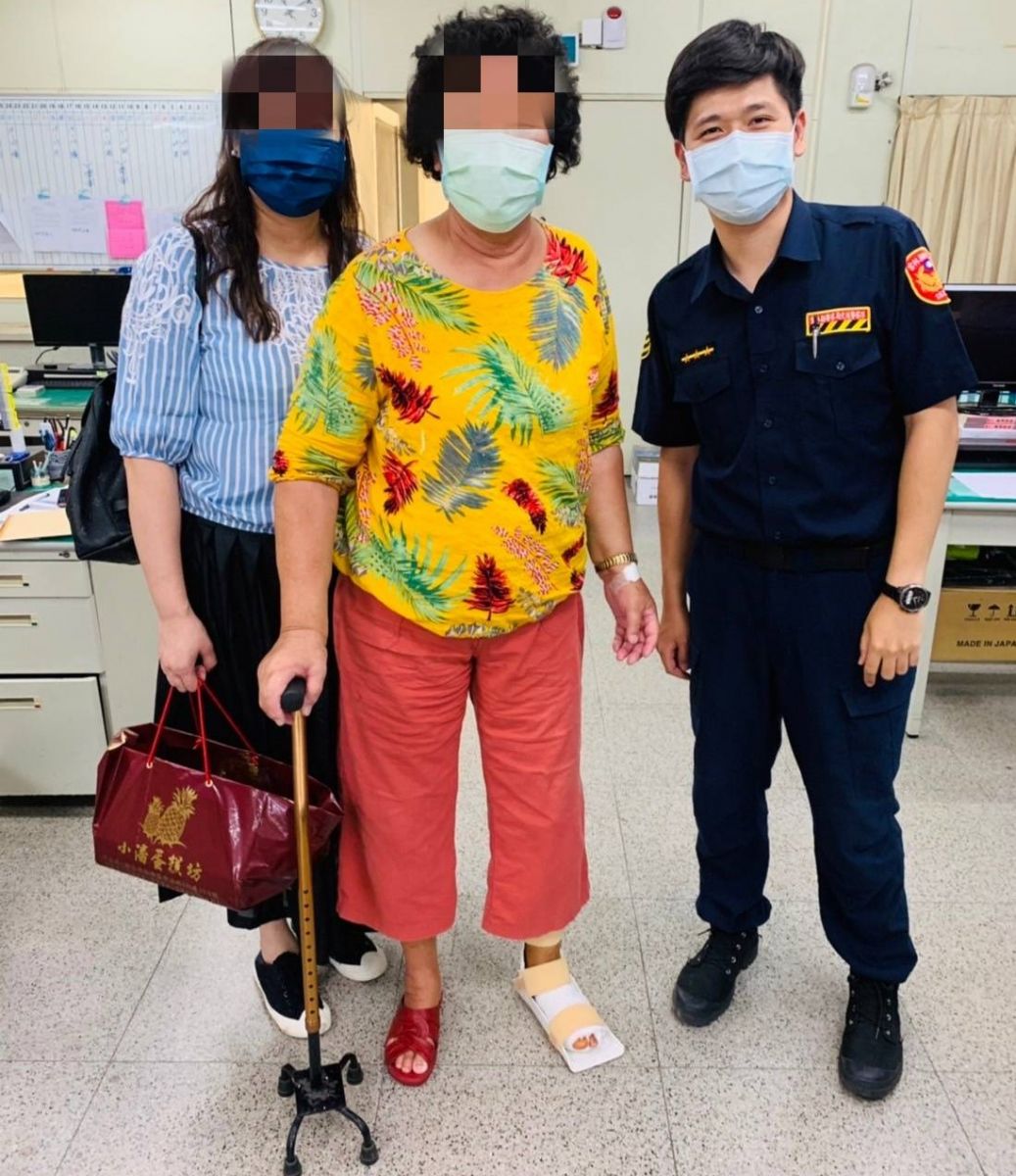臺西警溫馨接送情揪感心　車禍婦人親到警分局致謝 - https://www.watchmedia01.com