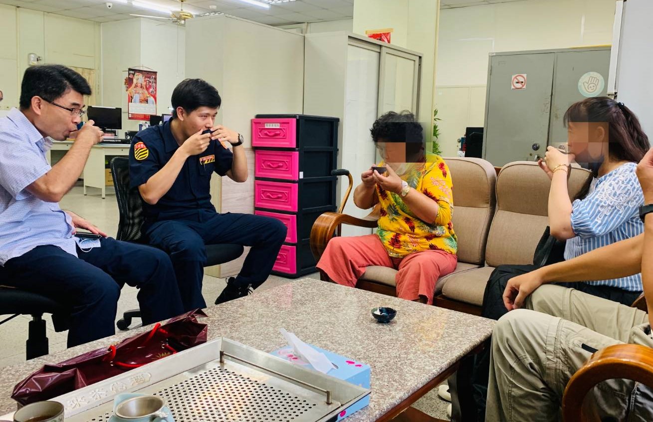 臺西警溫馨接送情揪感心　車禍婦人親到警分局致謝 - https://www.watchmedia01.com