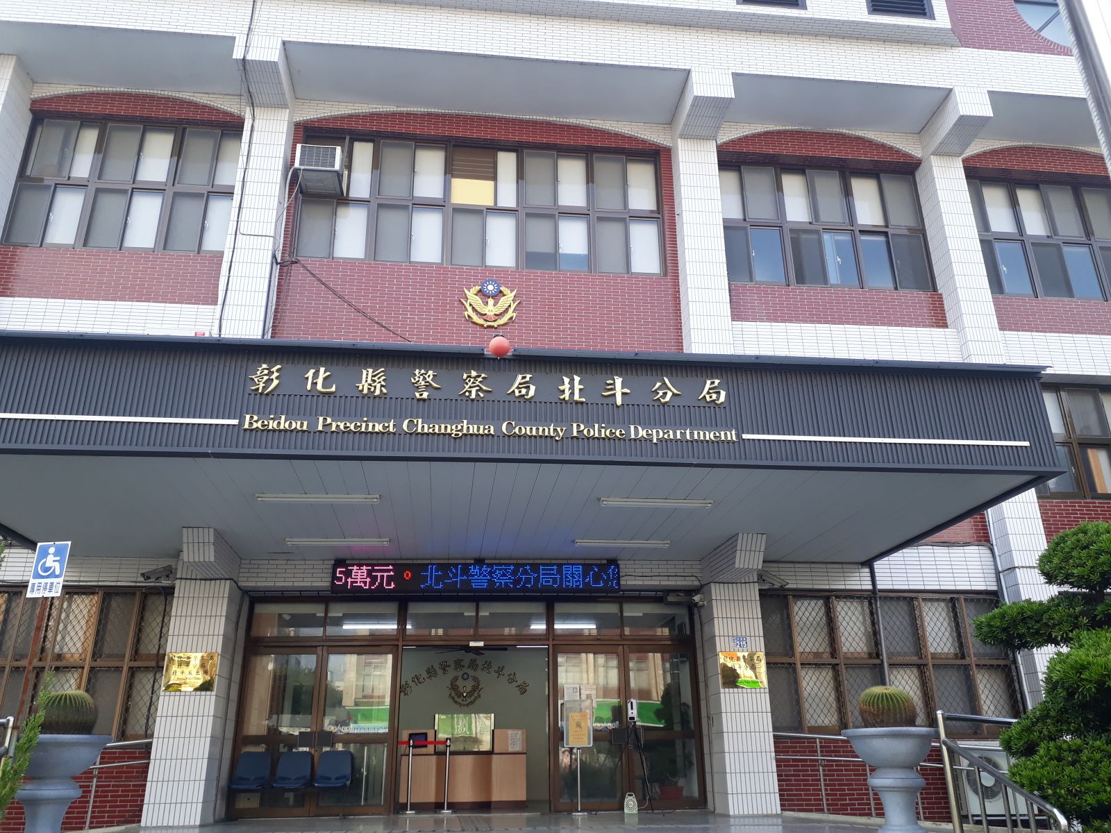 影／黑幫廟前喬賭債　舉槍扣板機逞兇　搞烏龍彈匣秒滑落 - https://www.watchmedia01.com