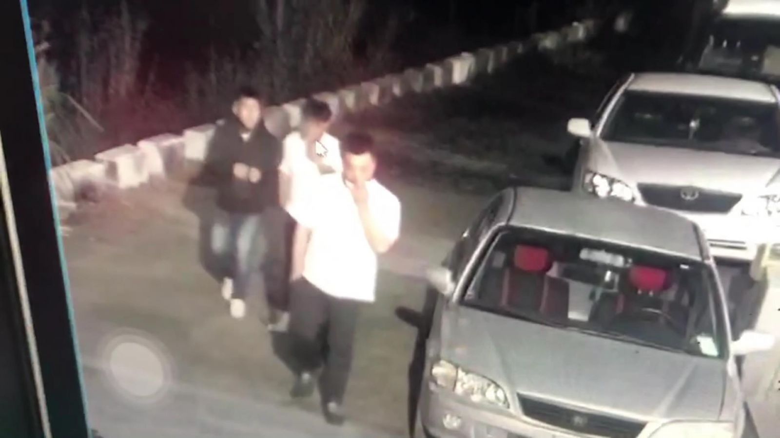 影／黑幫廟前喬賭債　舉槍扣板機逞兇　搞烏龍彈匣秒滑落 - https://www.watchmedia01.com