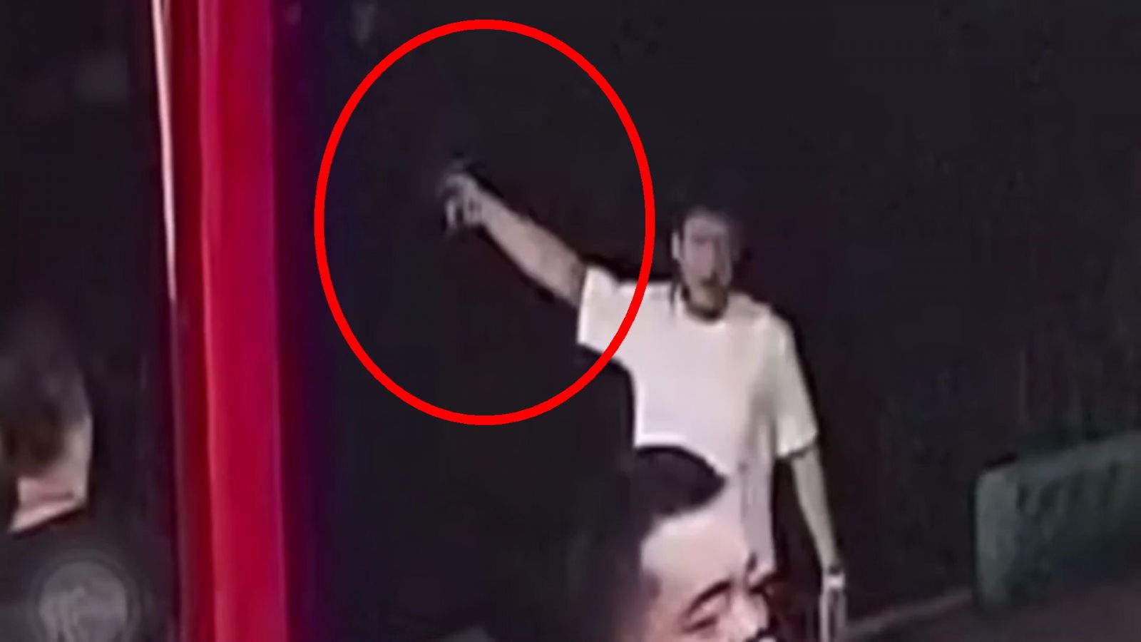 影／黑幫廟前喬賭債　舉槍扣板機逞兇　搞烏龍彈匣秒滑落 - https://www.watchmedia01.com