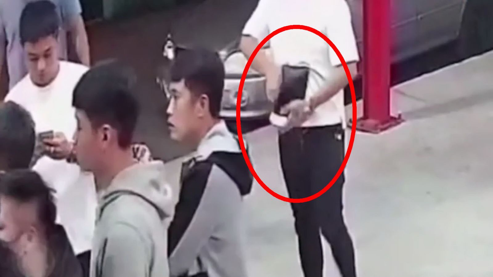 影／黑幫廟前喬賭債　舉槍扣板機逞兇　搞烏龍彈匣秒滑落 - https://www.watchmedia01.com