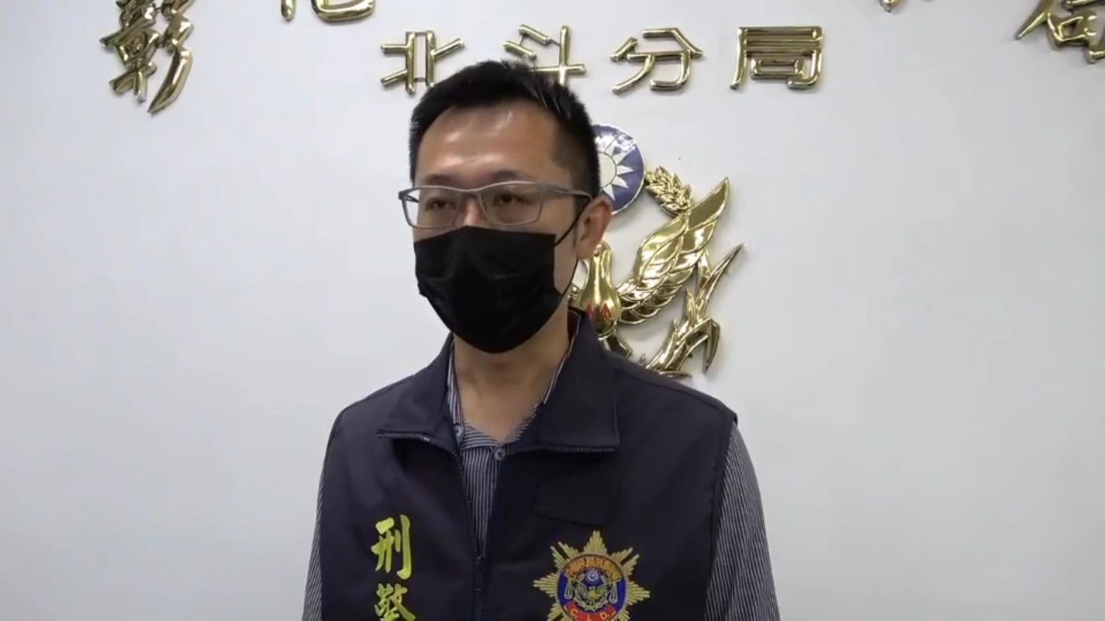 影／黑幫廟前喬賭債　舉槍扣板機逞兇　搞烏龍彈匣秒滑落 - https://www.watchmedia01.com
