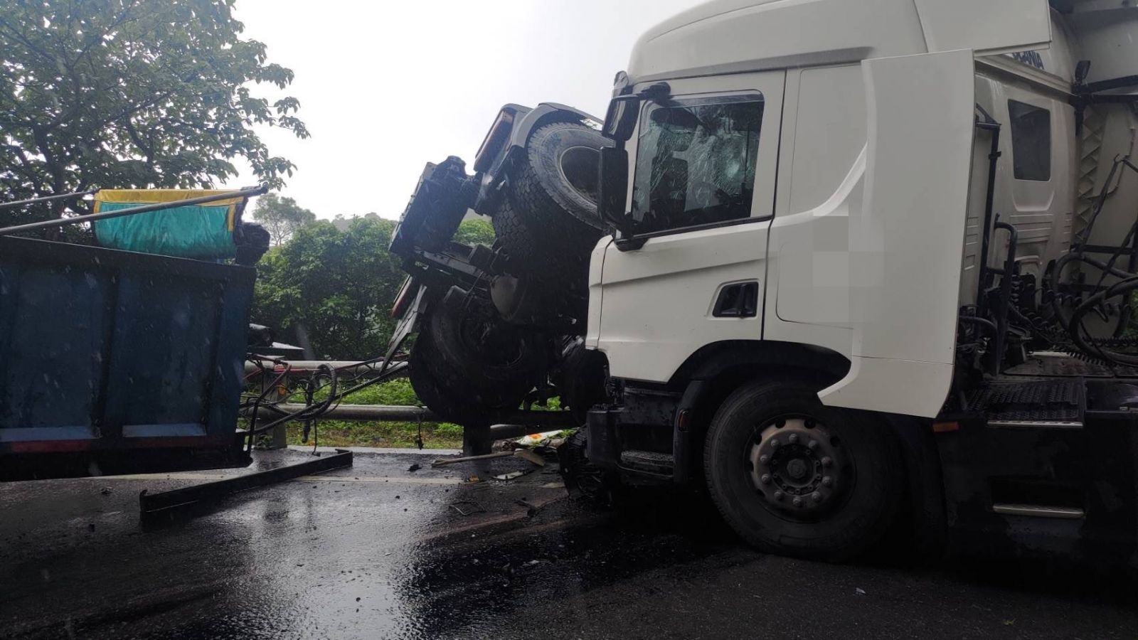 疑酒駕惹禍 蘇花公路曳引車撞山壁後波及對向兩同型車 - https://www.watchmedia01.com