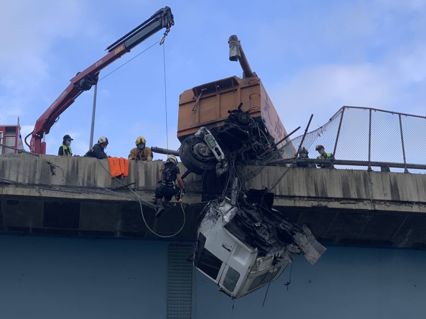 影／飼料車國道斷頭！車頭懸空掛國道護欄　紅斑馬即刻救援 - https://www.watchmedia01.com