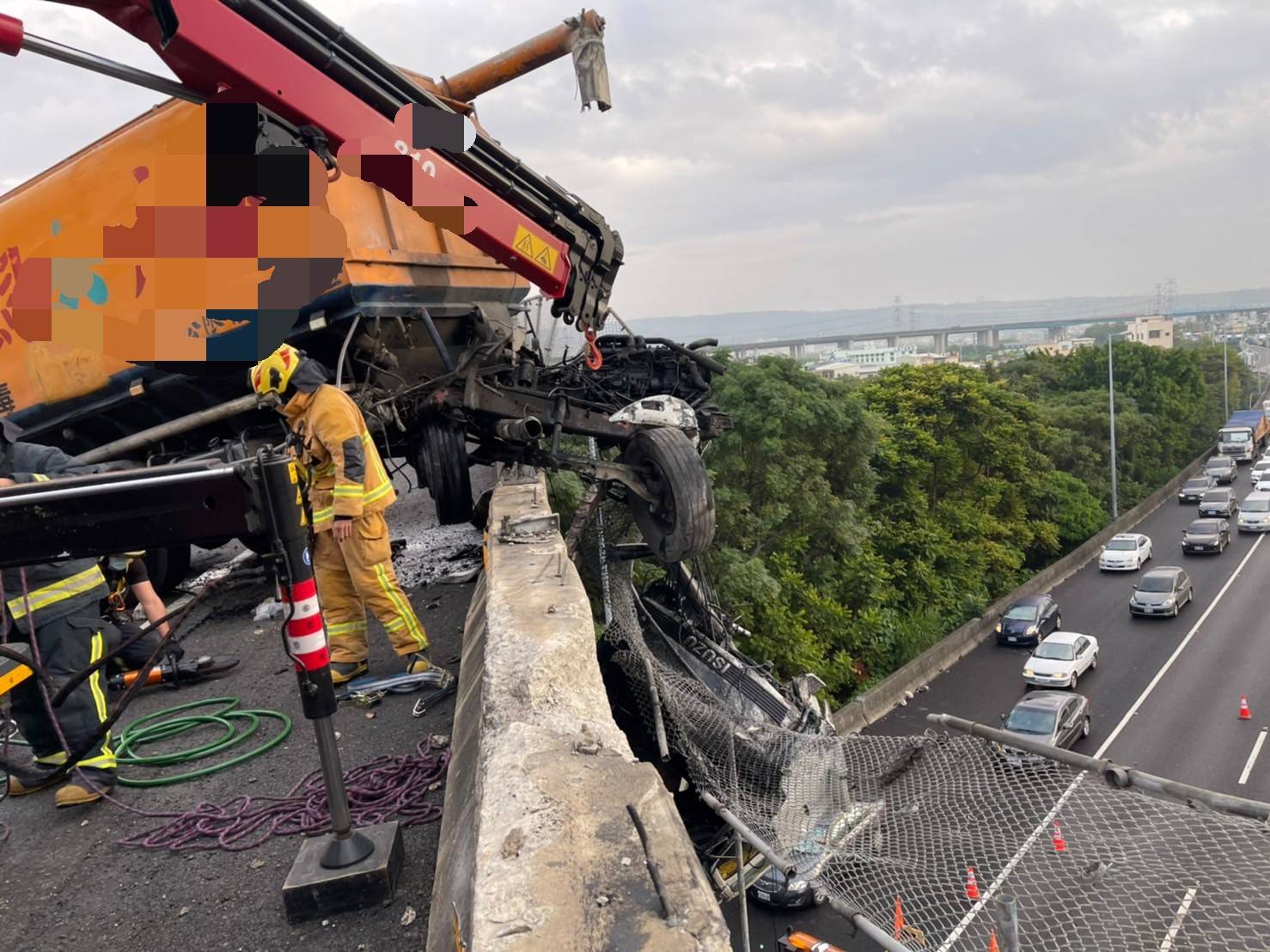 影／飼料車國道斷頭！車頭懸空掛國道護欄　紅斑馬即刻救援 - https://www.watchmedia01.com