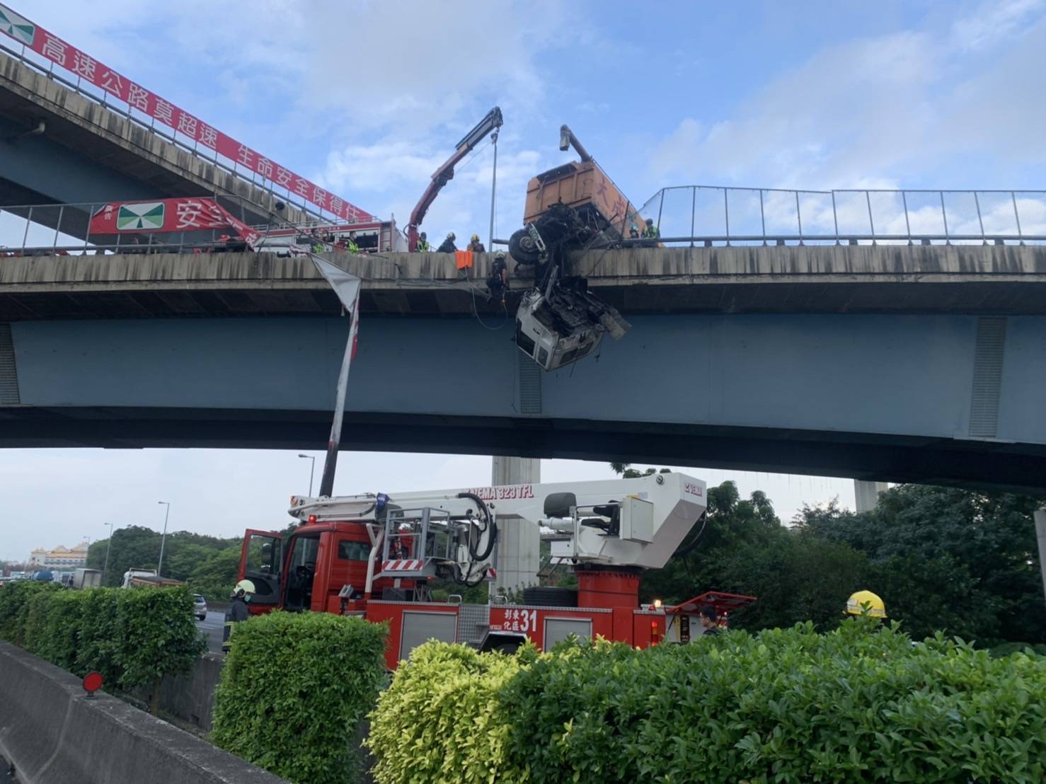 影／飼料車國道斷頭！車頭懸空掛國道護欄　紅斑馬即刻救援 - https://www.watchmedia01.com