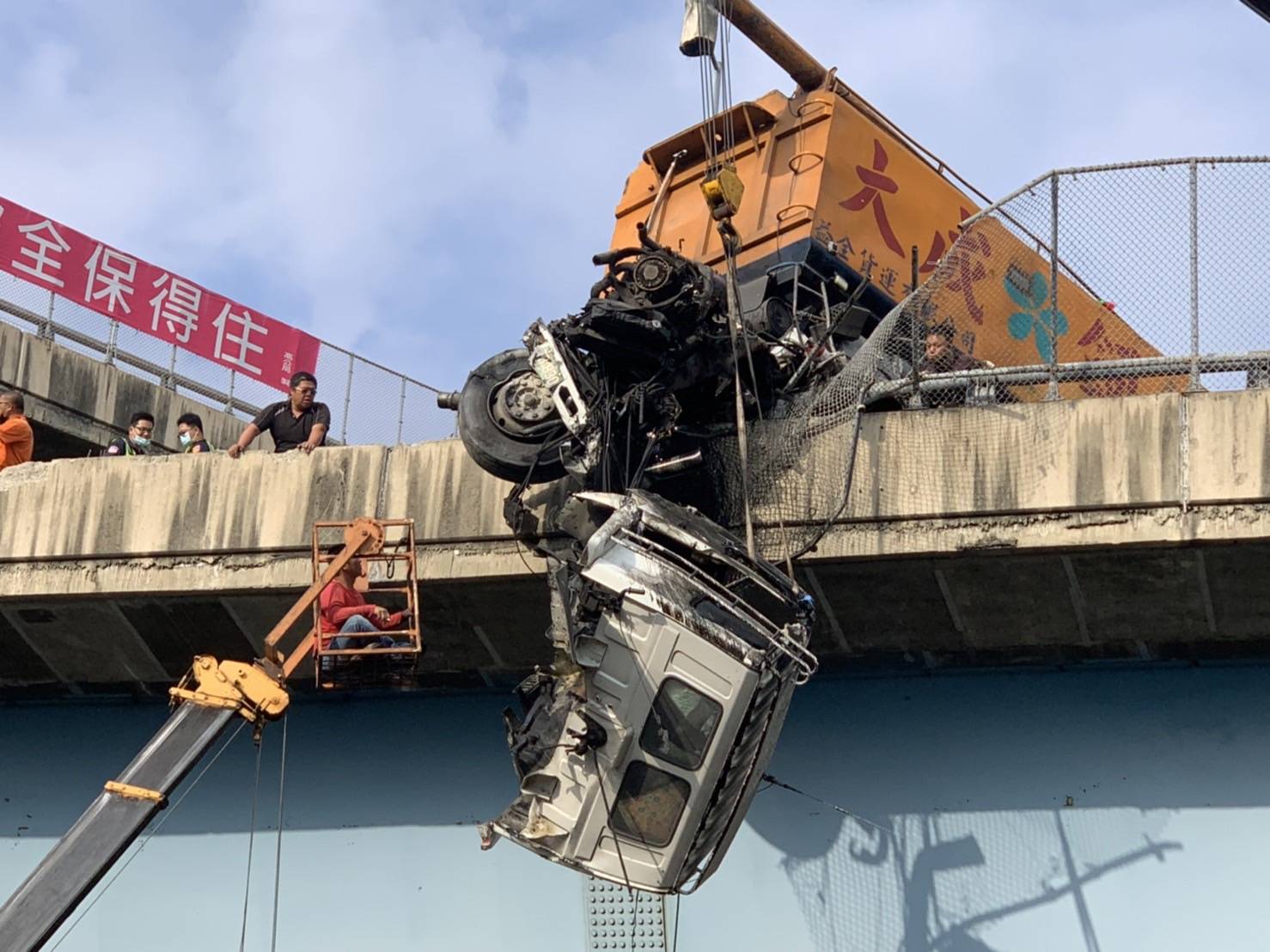 影／飼料車國道斷頭！車頭懸空掛國道護欄　紅斑馬即刻救援 - https://www.watchmedia01.com
