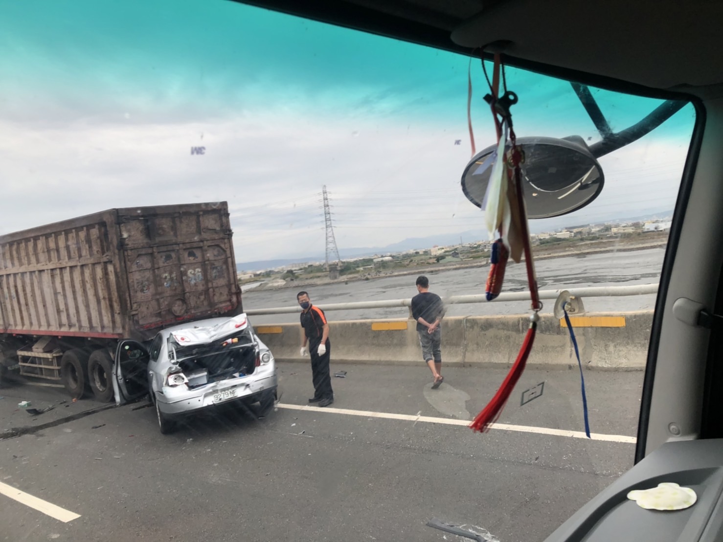 影／驚險！台61線西濱快彰化鹿港路段4車連環撞 三人受傷 - https://www.watchmedia01.com
