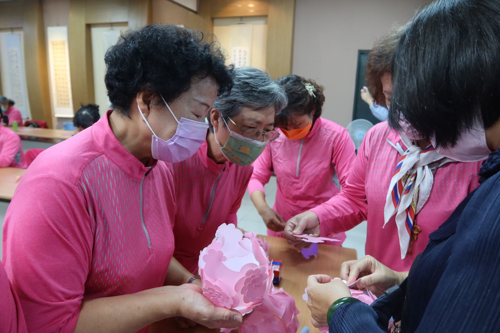 影／姐妹們DIY創意燈籠 彰化市立圖書館志工聯展繽紛登場 - https://www.watchmedia01.com