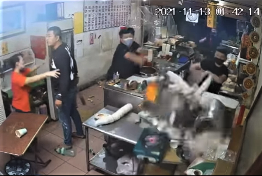 影/林內豆漿店遭黑衣人砸店 快打警啟動迅速追查到案 - https://www.watchmedia01.com