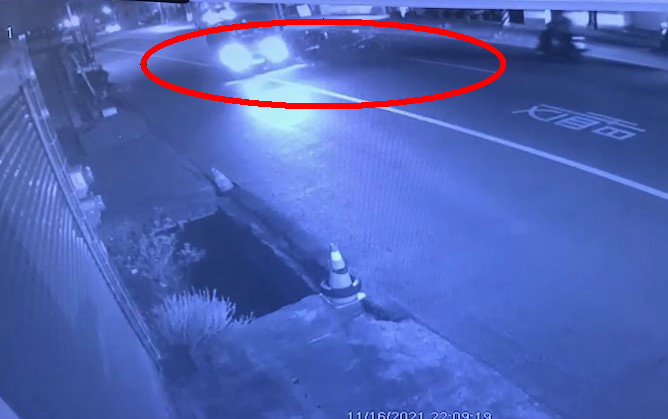影／驚悚！20歲騎士擦撞小貨車彈飛對向車道　慘遭休旅車輾過 - https://www.watchmedia01.com