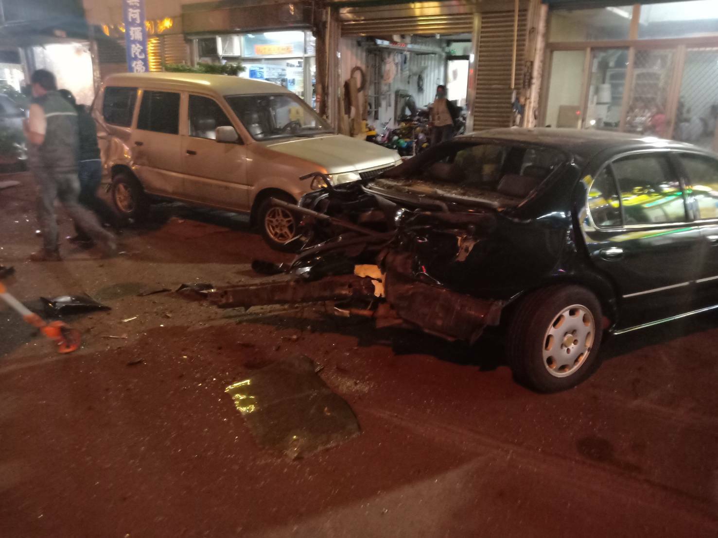 影／驚！連環撞宛如打保齡球 百萬商旅車連撞5機車、3轎車 - https://www.watchmedia01.com