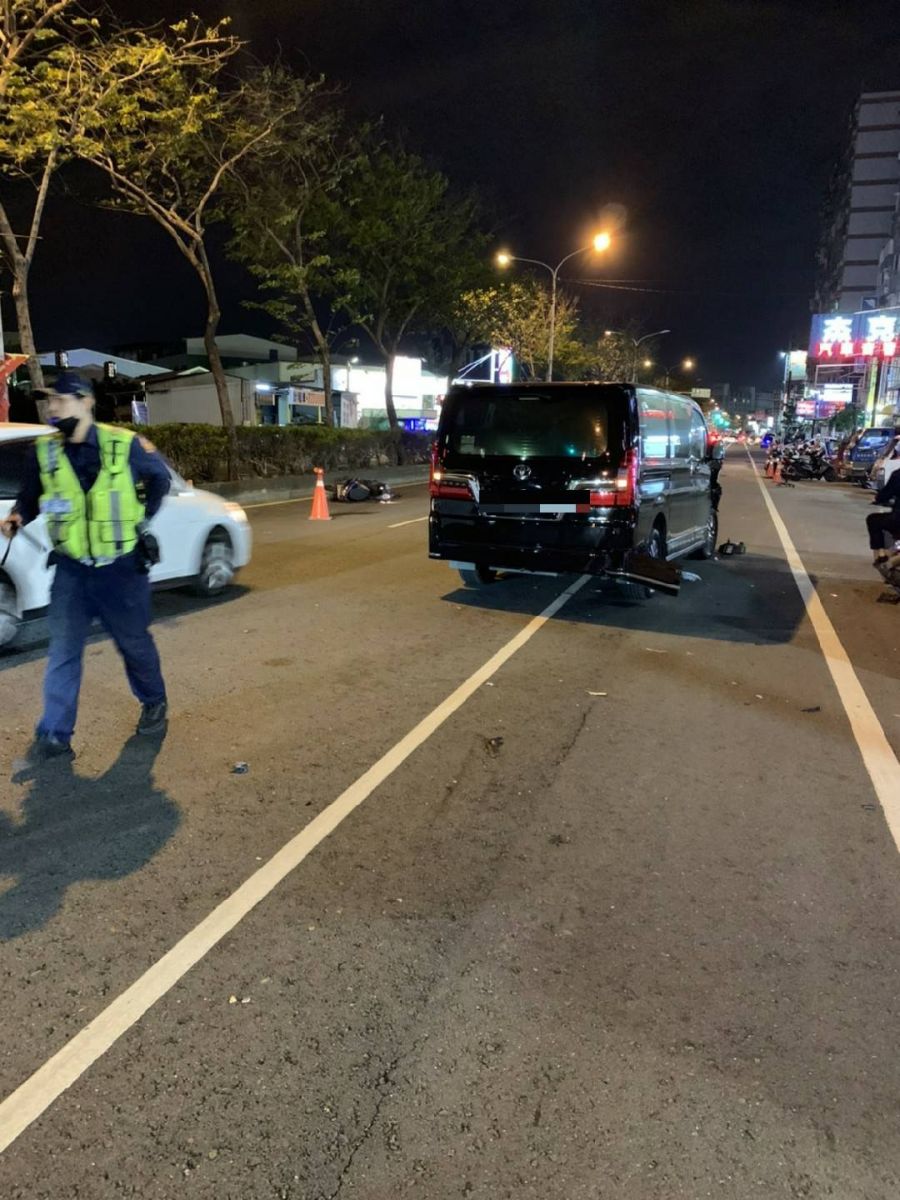 影／驚！連環撞宛如打保齡球 百萬商旅車連撞5機車、3轎車 - https://www.watchmedia01.com