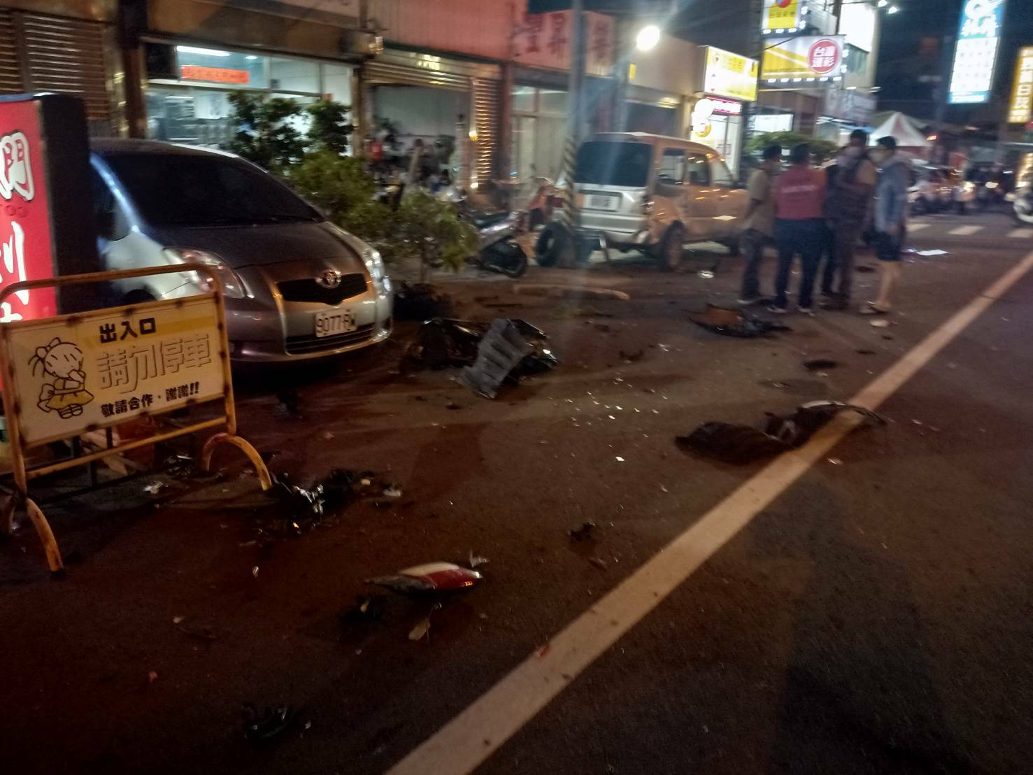 影／驚！連環撞宛如打保齡球 百萬商旅車連撞5機車、3轎車 - https://www.watchmedia01.com