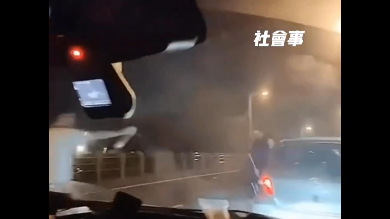 影／演「狠」大！ 網路瘋傳彰化行車糾紛掃把VS防狼噴霧 - https://www.watchmedia01.com