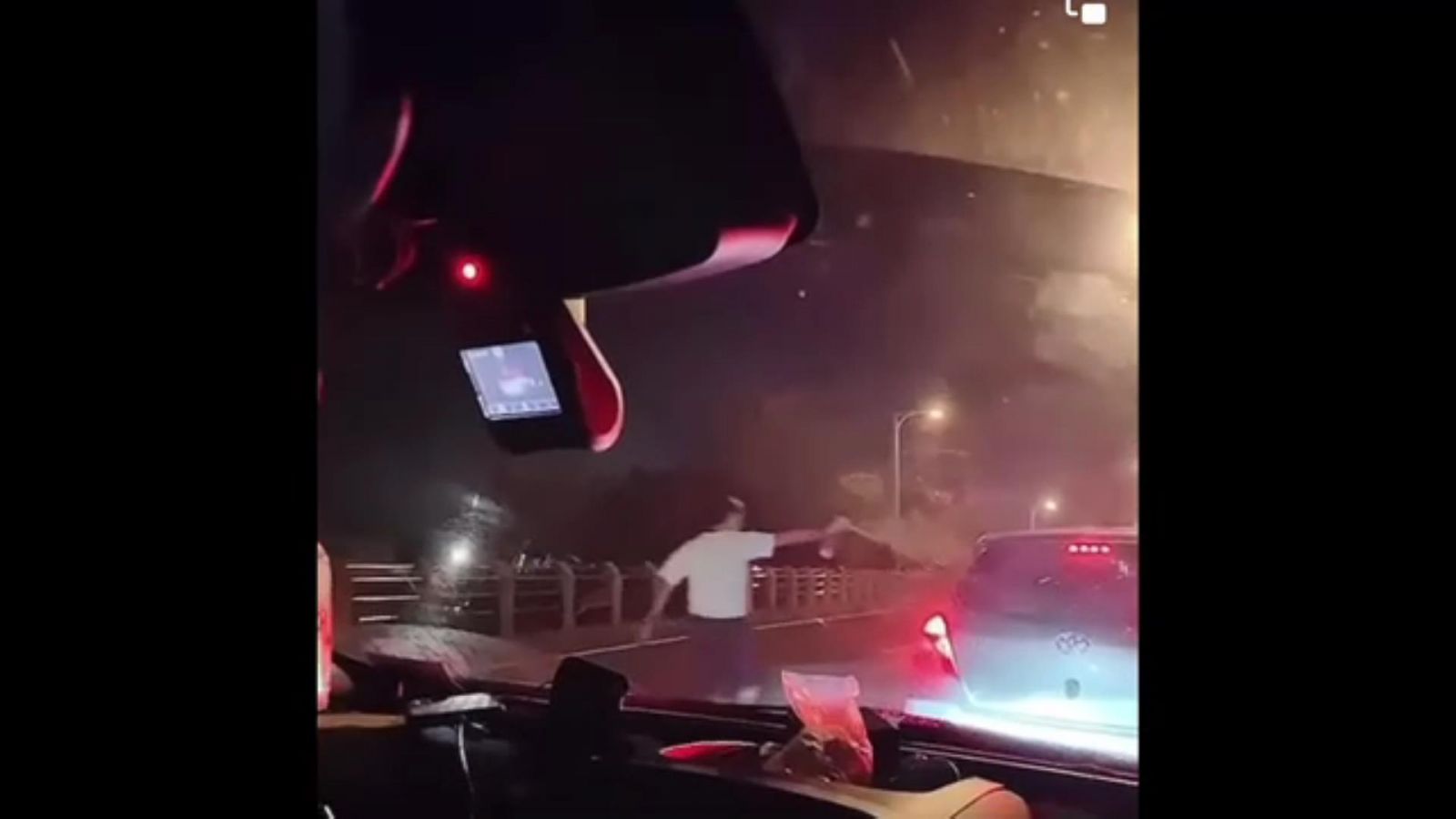 影／演「狠」大！ 網路瘋傳彰化行車糾紛掃把VS防狼噴霧 - https://www.watchmedia01.com