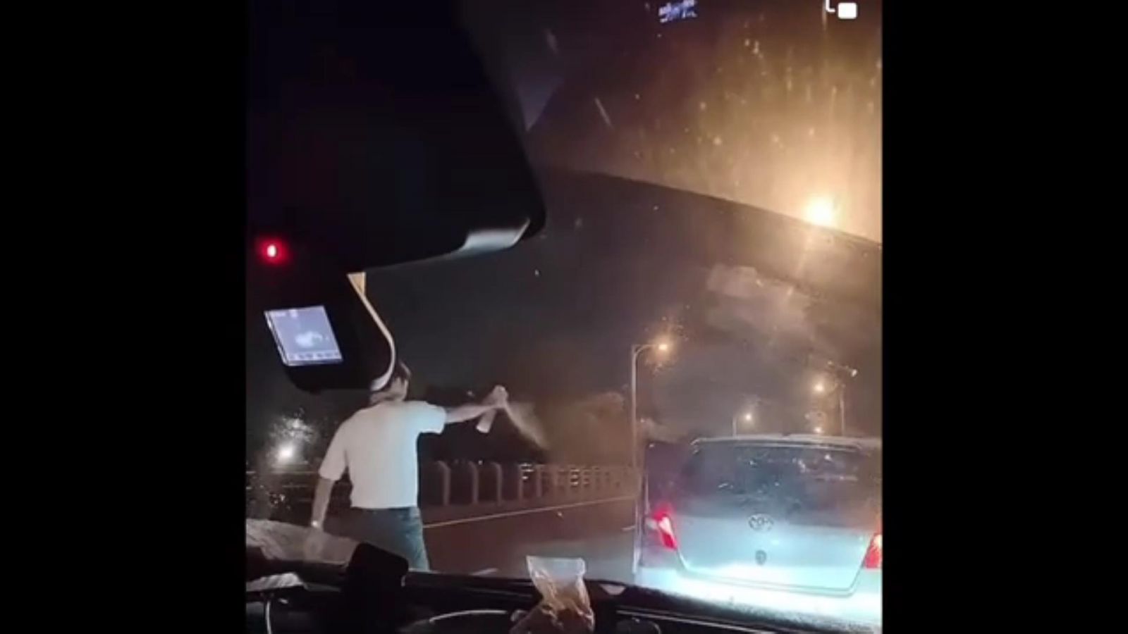 影／演「狠」大！ 網路瘋傳彰化行車糾紛掃把VS防狼噴霧 - https://www.watchmedia01.com