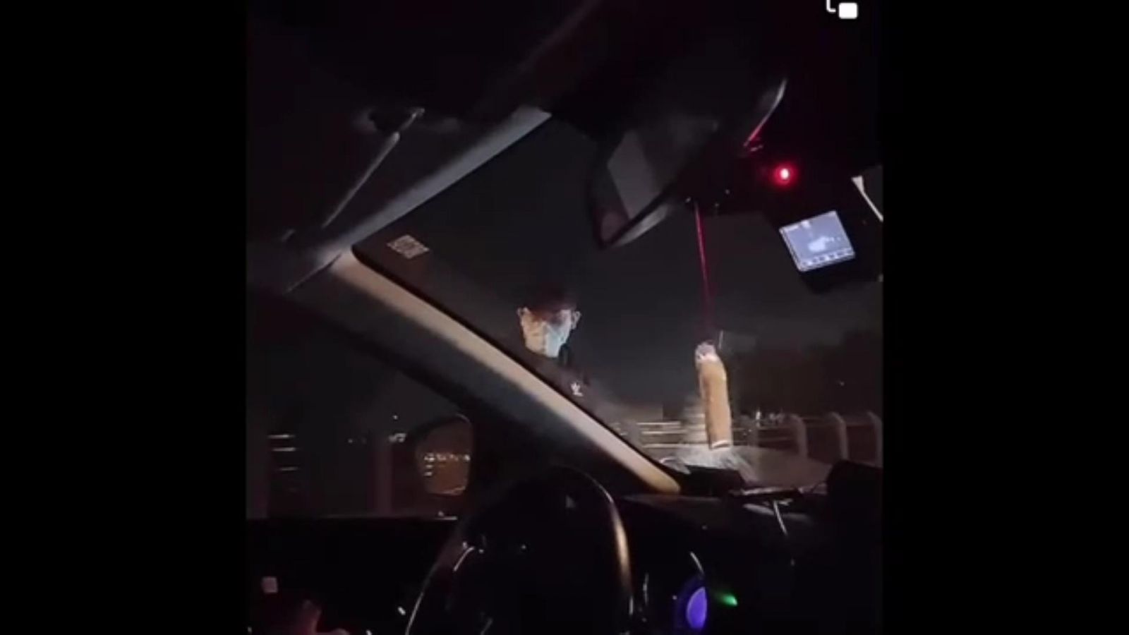 影／演「狠」大！ 網路瘋傳彰化行車糾紛掃把VS防狼噴霧 - https://www.watchmedia01.com