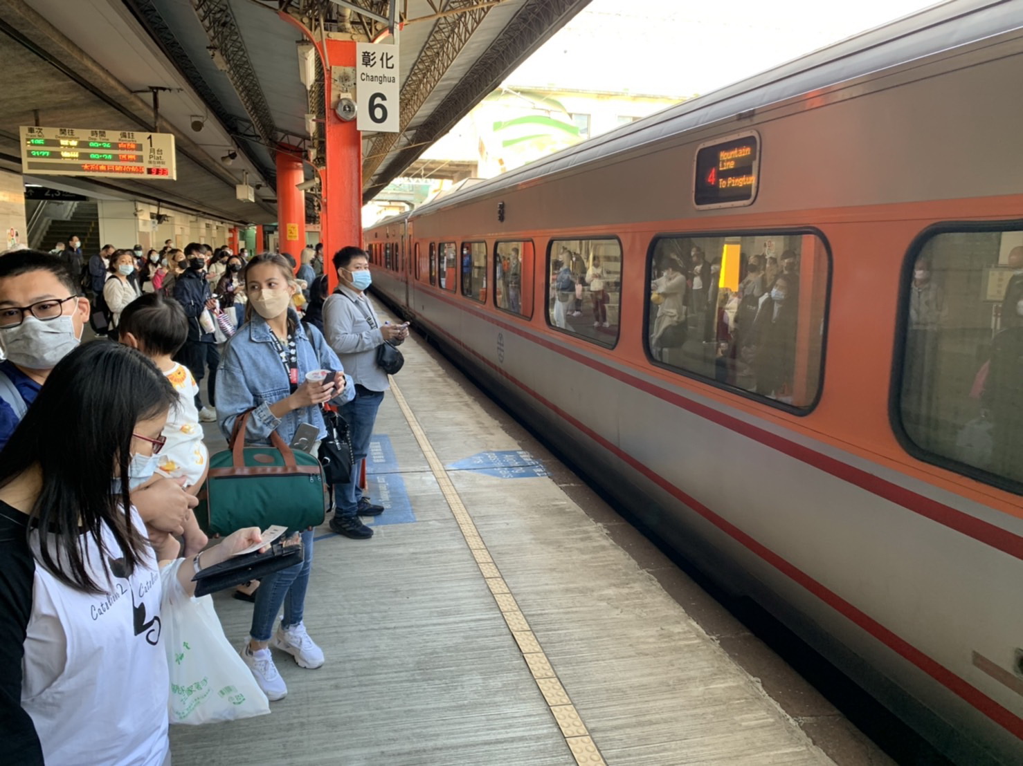 影／蒸汽火車？台鐵區間列車彰化站車廂冒白煙　疏散300旅客 - https://www.watchmedia01.com