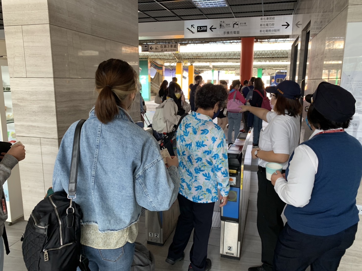 影／蒸汽火車？台鐵區間列車彰化站車廂冒白煙　疏散300旅客 - https://www.watchmedia01.com