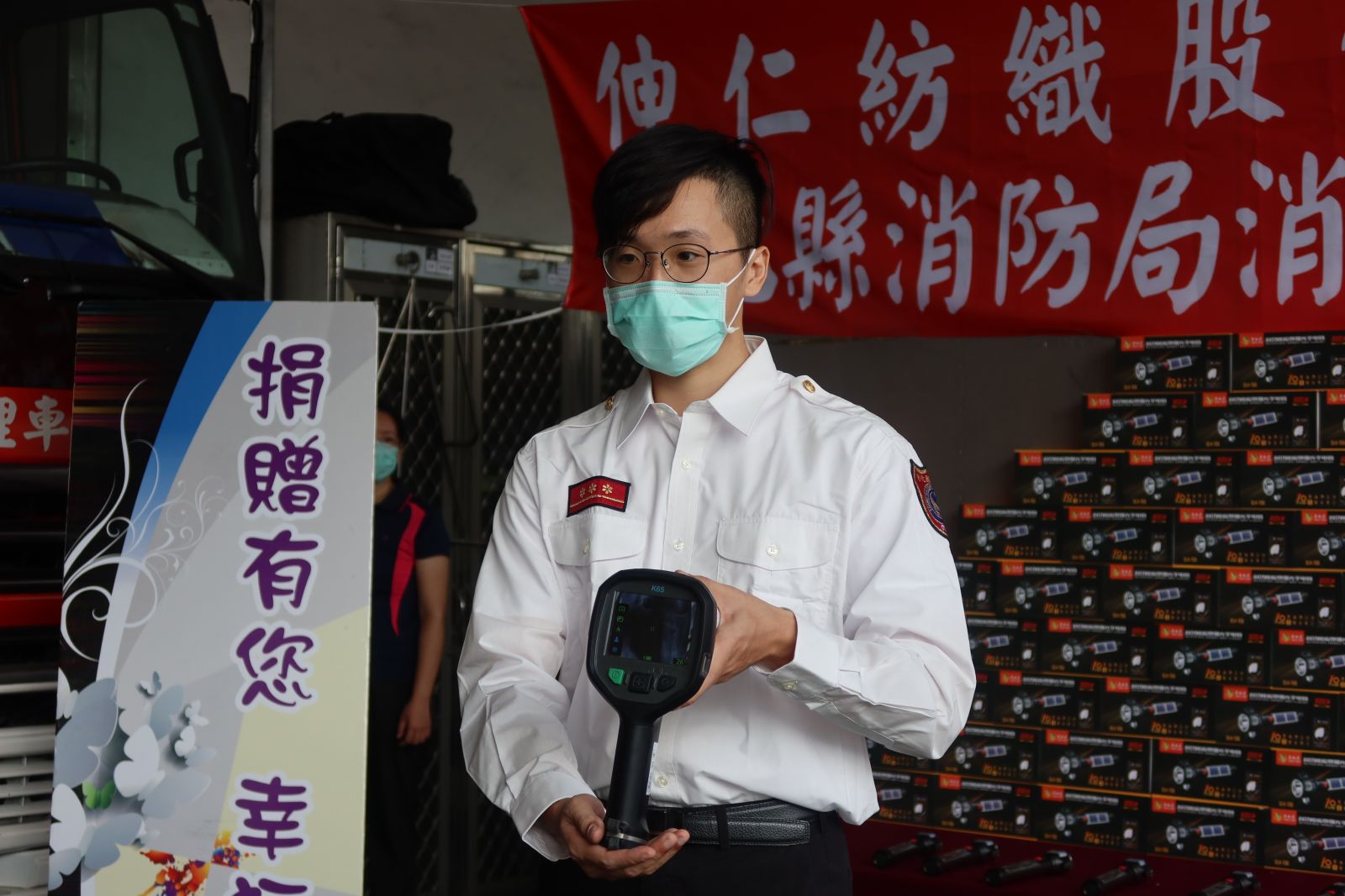 影／喬友大樓火警不捨消防員殉職　伸仁紡織捐贈熱顯儀及照明設備 - https://www.watchmedia01.com