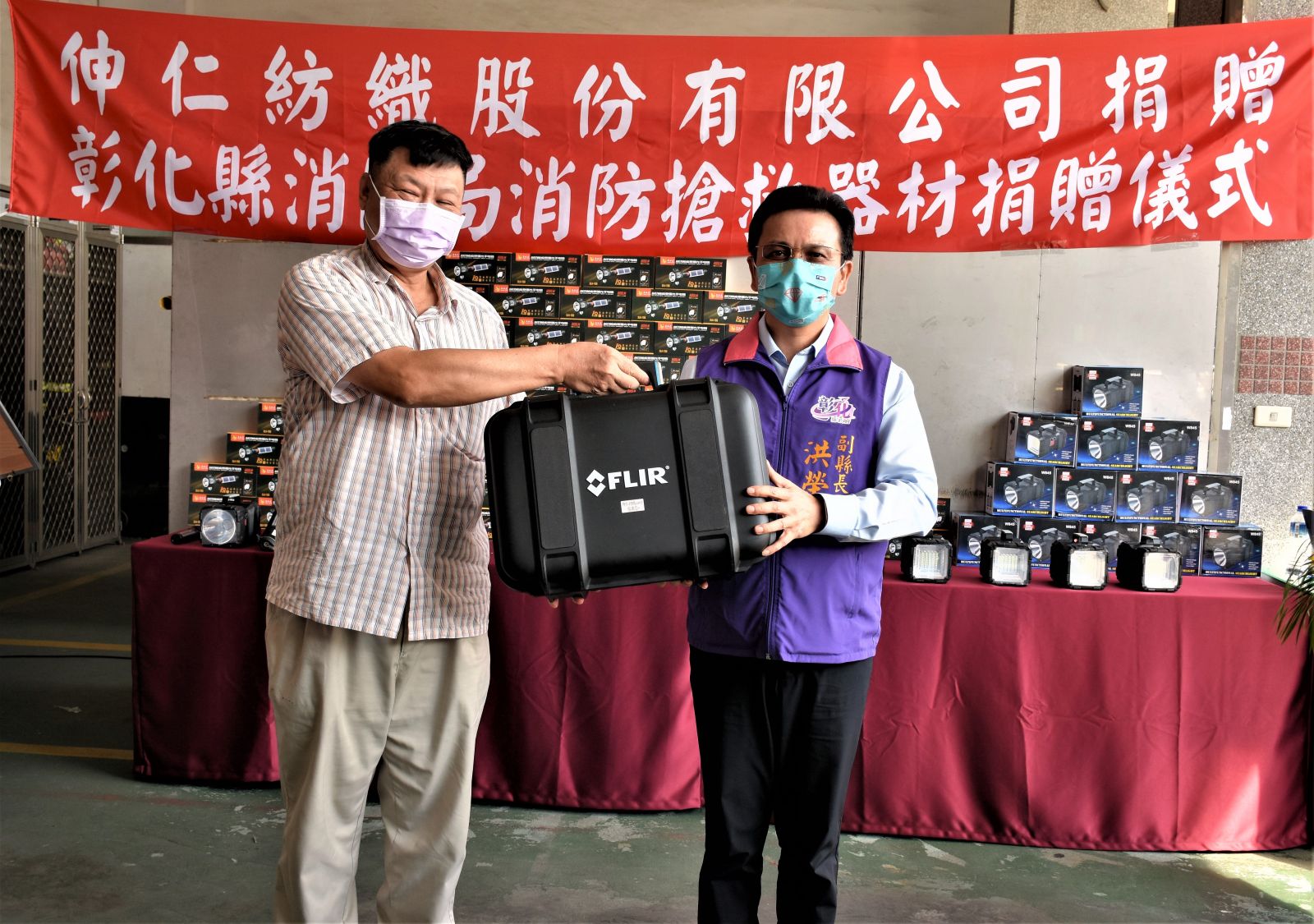 影／喬友大樓火警不捨消防員殉職　伸仁紡織捐贈熱顯儀及照明設備 - https://www.watchmedia01.com
