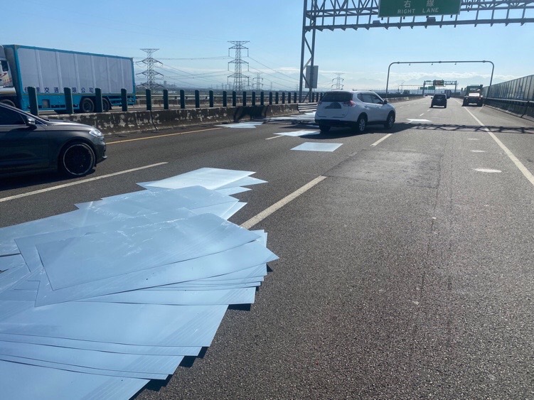 影／飛來「橫禍」！ 中二高彰化南下路段超大鐵片沿路飛落 - https://www.watchmedia01.com