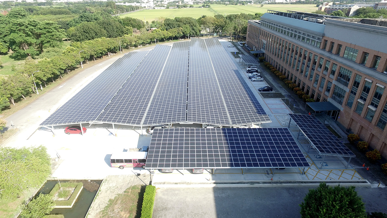 影／全國面積最大校園太陽能停車場 明道開悟停車場落成啟用 - https://www.watchmedia01.com
