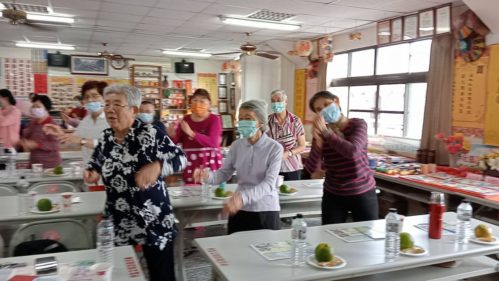 影／花鄉花藝彩繪與園藝療癒　溪畔社區教阿公阿嬤拈花惹草 - https://www.watchmedia01.com