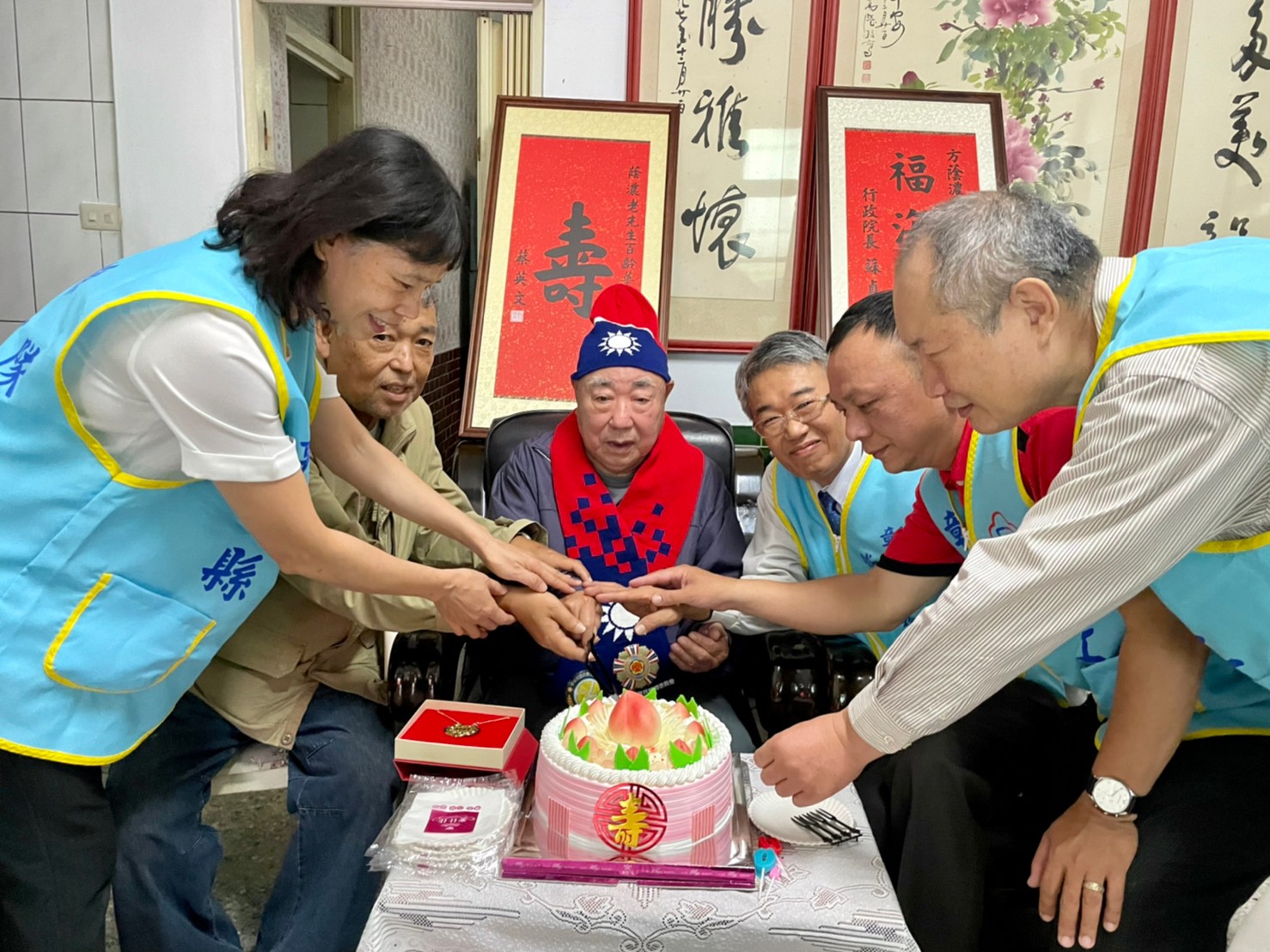 老兵方蔭濃百歲壽誕　總統贈壽屏　小而美慶生會溫馨滿滿 - https://www.watchmedia01.com
